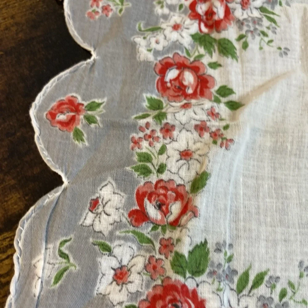 Vintage Floral Handkerchief‎ Scalloped Edge Red Roses Cottagecore Linen 12